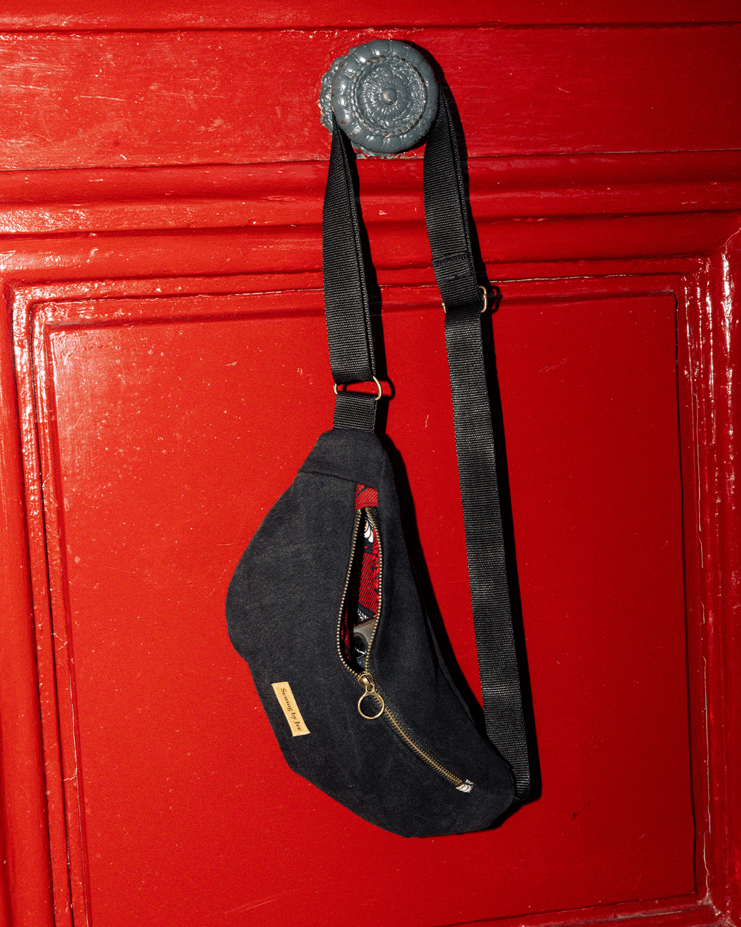 Sac Banane upcyclé sur porte rouge