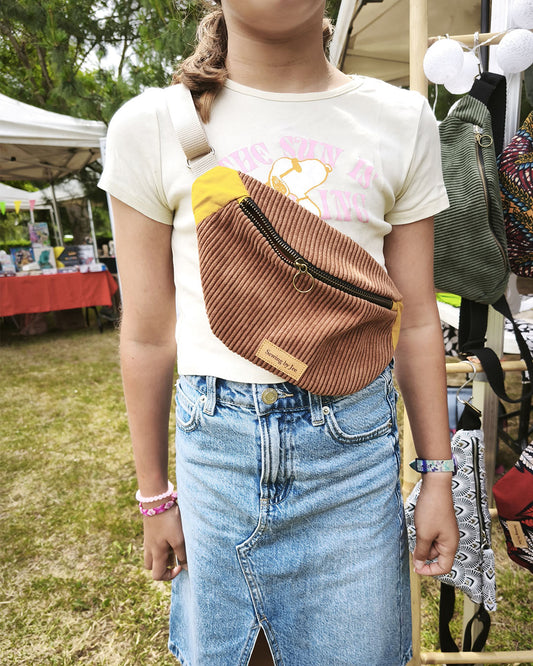 Sac banane velours côtelé Mini papaya enfant porté par une enfant 